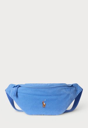 Lichtblauwe stoffen heuptas met een ritssluiting, verstelbare schouderriem en een klein geborduurd paardenlogo aan de voorkant. Glad van textuur.