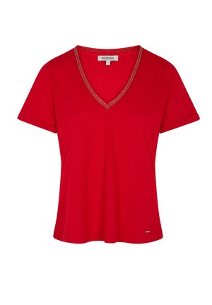 Camiseta de mujer roja de manga corta con cuello en V, costuras visibles en el escote y pequeña etiqueta metálica de marca cerca del bajo.