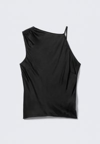 Top noir asymétrique en tissu lisse, présentant une silhouette élégante et un détail froncé à l'épaule. Sangle ajustable incluse.