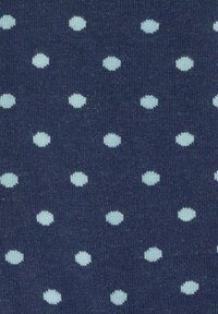 Navy-Stoff mit strukturiertem Strick zeigt gleichmäßig verteilte hellblaue Punkte einheitlicher Größe auf dem Material.