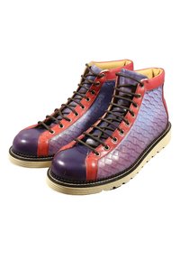 Sneakers alte con design a blocchi di colore in rosso, viola e pelle intrecciata testurizzata. Lacci neri e suola in gomma resistente.