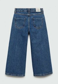 Culottes en denim bleu avec une texture rugueuse, une coupe évasée, cinq poches et une taille standard. Étiquette cousue sur la taille arrière.