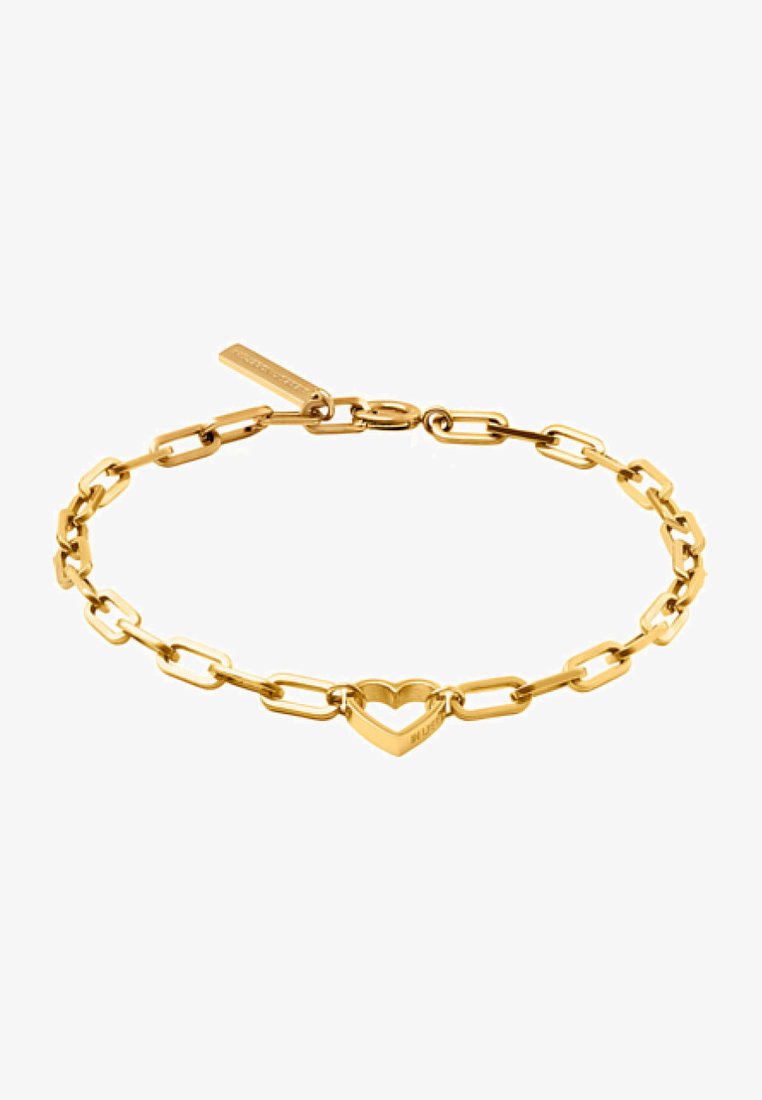 Bracciale in oro con anelli a catena intrecciati, accentuato da un centrale a forma di cuore e una piccola etichetta incisa con il nome del marchio.