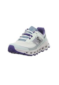 Chaussures de course avec une tige en mesh blanc et bleu clair, des accents violets, une semelle rembourrée avec des segments ouverts et un système de lacets sécurisé.