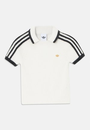 Polo blanc à manches courtes avec des rayures noires sur les épaules et les manches, bord du col noir, et petit logo Adidas doré sur la poitrine.