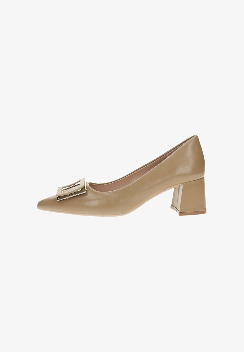 Décolleté in pelle beige con punta affusolata, accento metallico quadrato sul davanti e tacco spesso. Texture liscia e design minimalista.