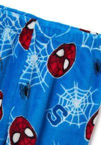Blauer Fleece-Stoff mit roten Spider-Man-Masken, weißen Spinnennetzen und schwarzen Spinnen. Weiche Textur mit bunten, verspielten Mustern.