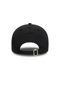 Sort kasket med en buet skygge, lavet af stof. Har en justerbar rem bagpå og ventilationshuller. Enkelt design uden mønstre.
