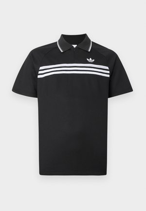 Polo nera con colletto a zip, caratterizzata da tre strisce orizzontali bianche sul petto e un piccolo logo in alto a sinistra.