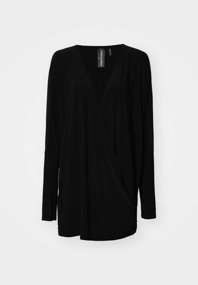 Blusa preta de mangas longas, tipo envoltória, feita de um tecido suave, com um design de decote em V e frente drapeada. Simples, com um corte descontraído.