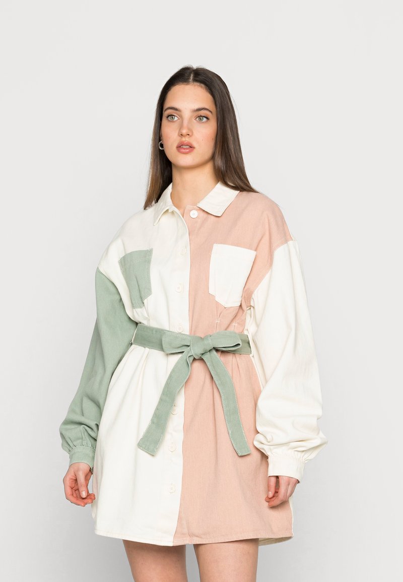 Missguided PLEAT DETAIL BELTED DRESS Denim dress pink Zalando.ie