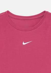 Vaaleanpunainen lyhythihainen t-paita, joka on valmistettu pehmeästä kankaasta, ja siinä on pyöreä kaula-aukko sekä valkoinen Nike-kohouma vasemmassa rinnassa.