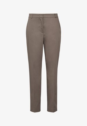 Spodnie w kolorze beżowym, wykonane z dostosowanej tkaniny, z prostym krojem nogawek, płaskim przodem oraz dwoma bocznymi kieszeniami. Gładka tekstura bez widocznych wzorów.