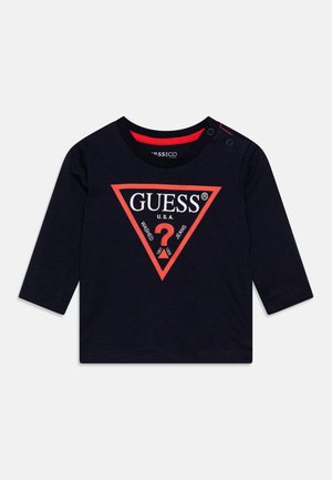 Navyblaues Langarm-T-Shirt mit rotem dreieckigem Logo, das den Text "GUESS® U.S.A." zeigt, mit Schulterknöpfen und einer weichen Baumwolloberfläche.