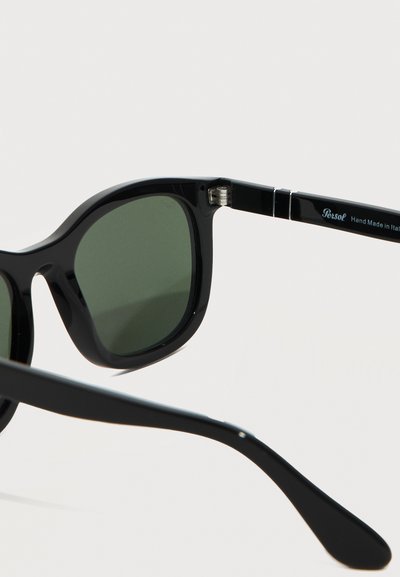 Μαύρα ορθογώνια γυαλιά ηλίου με σκουροπράσινους φακούς και ορατή άρθρωση, «Persol Hand Made in Italy» εγχάρακτο στο μπράτσο.