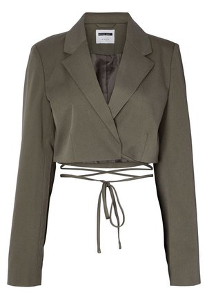 Veste courte vert olive à manches longues, col à revers, avec un détail de lien croisé à la taille.