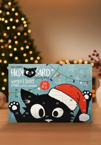 Calendario dell'Avvento per calze da donna con design di un gatto nero con un cappello di Babbo Natale. Contiene 12 paia, taglia 35-41, con accenti colorati.