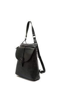 Črni usnjeni nahrbtnik z zaklopom, z zadrgo na vrhu, nastavljivim trakom in podrobnostmi v obliki sponke. Gladka tekstura in minimalistična zasnova.