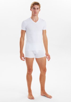 Hvid kortærmet V-hals t-shirt og matchende bokserbukser lavet af glat, strækbart stof, med en tætsiddende pasform og minimalistisch stil.