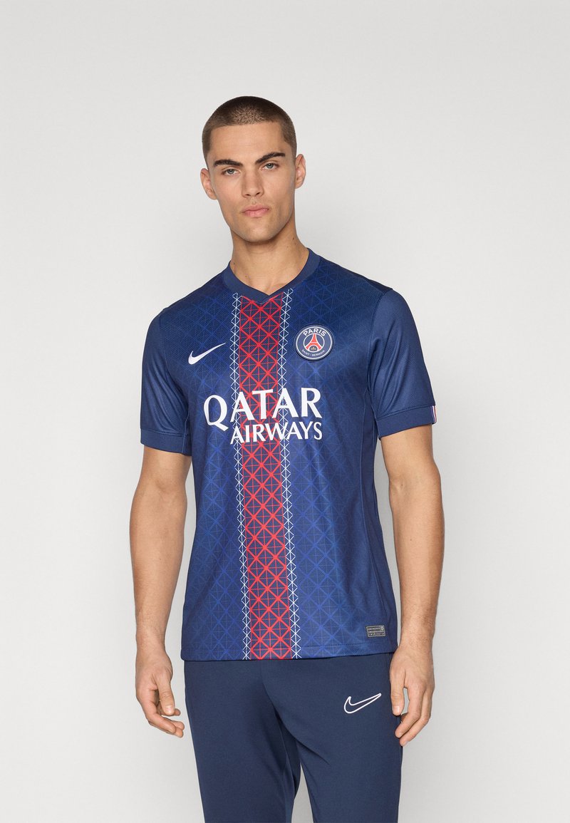 Maillot Nike Paris Saint-Germain, bleu avec un motif géométrique rouge, col rond, manches courtes, affichant le logo "QATAR AIRWAYS" en blanc.