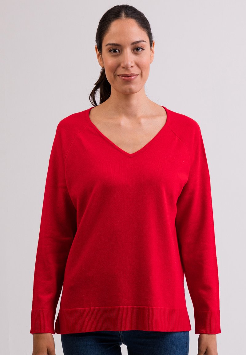 Roter V-Ausschnitt-Pullover mit langen Ärmeln und gerippten Bündchen. Weicher Stoff mit lockerer Passform, der eine glatte Textur und eine einfarbige Optik bietet.