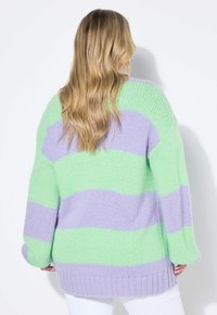 Übergroßer Strickpullover in grün-lila Streifen, mit geripptem Saum und überschnittenen Schultern für eine lockere Passform. Weiche Textur.