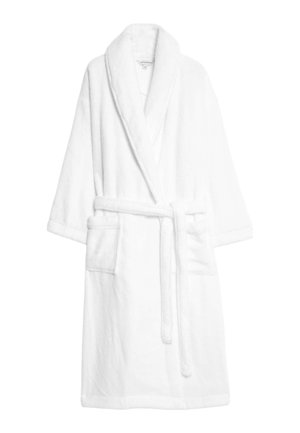 Accappatoio bianco in morbido materiale peluche. Presenta un colletto a scialle, maniche corte, due tasche frontali e una cintura abbinata per la chiusura.