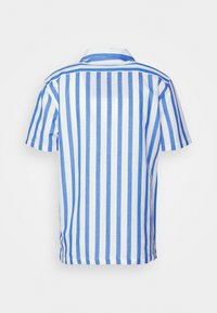 Camisetta a maniche corte con un motivo a righe verticali blu e bianche. Presenta un colletto e un orlo inferiore dritto. Materiale in cotone.