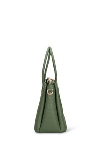 Borsa a tracolla in pelle verde texturizzata con chiusura a zip, due manici e un anello decorativo in metallo su un lato.