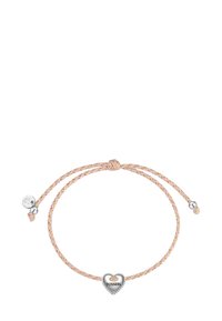 Pulsera de cuerda trenzada en rosa y dorado con un charm de plata en forma de corazón grabado con la palabra "BUSSERL". Con cierre ajustable al final.