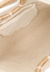 Natuurlijk geweven mand van lichtgekleurd stro met een gladde, ronde vorm. Beschikt over een zachte stoffen voering en houten handvatten.