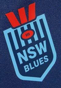 Logotipo de NSW Blues con rayas azules y blancas, un óvalo rojo con tres líneas blancas y acentos rojos sobre un fondo texturizado azul oscuro.