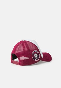 Cappello rosso e bianco con retro in rete, caratterizzato da un cappello arrotondato e dettagli a patch circolare "World Series 1923 New York".