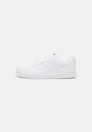 Sneaker bianca realizzata in pelle sintetica, con una finitura liscia, punta arrotondata, dettagli perforati e suola in gomma testurizzata.