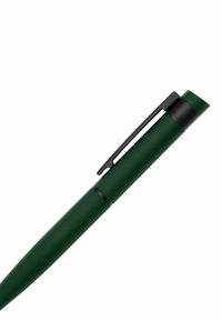 Zelená matná pero s elegantním, zúženým tvarem. Má černou klipu a jemný černý prstenec, který zvyšuje jeho minimalistický vzhled.