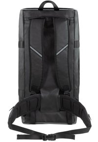 Schwarzer Rucksack mit verstellbaren, gepolsterten Schulterriemen, einem robusten Griff und einem strukturierten, strapazierfähigen Material. Verfügt über reflektierende Akzente.