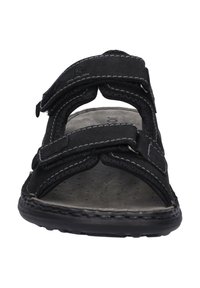 Schwarze Sandale mit zwei verstellbaren Klettverschlüssen, gepolsterter Fußbett und strukturiertem Profil. Genähte Akzente entlang der Kanten sorgen für Details.