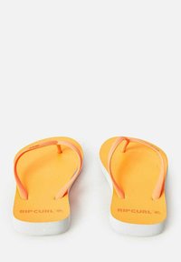 Pomarańczowe gumowe japonki z białymi podeszwami; paski na palce i pięty w dopasowanym pomarańczowym kolorze; logo "RIPCURL" wydrukowane na białej wkładce.