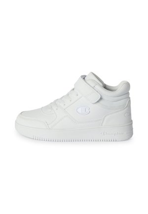 Zapatilla blanca de caña alta con tira de velcro, cordones y logo de Champion en el lateral y la suela, mostrada sobre fondo blanco.
