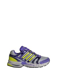 Chaussure de course avec une tige en mesh gris, accents violets et bandes jaune fluorescent ; dispose d'une semelle amortie et d'une conception à bout arrondi.