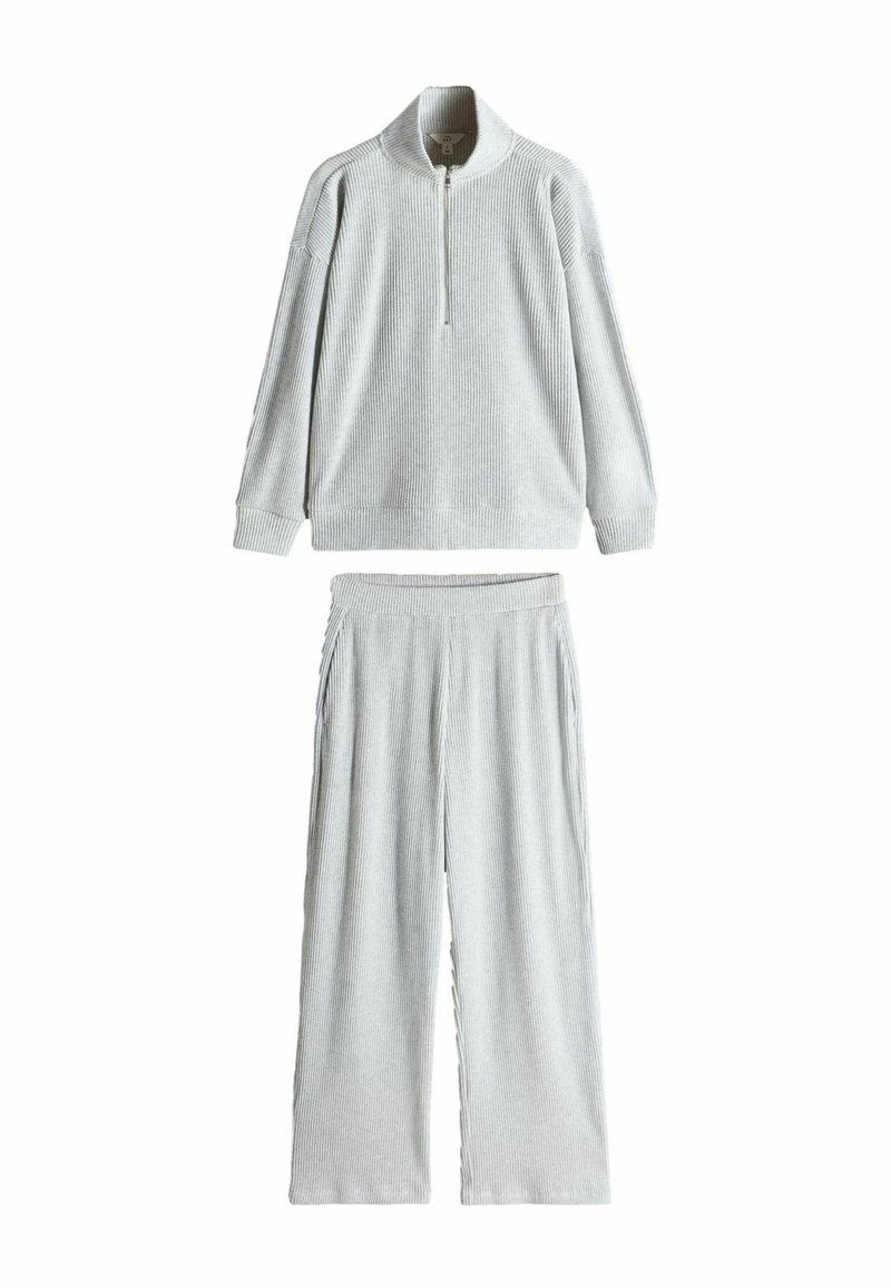 Helehall hallitusen komplekt, kus on lukuga kaelusega pullover ja laiad püksid, mõlemal on ribakujuline tekstuur ja küljetaskud.