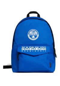Mochila de nylon azul con forma redondeada, que cuenta con un bolsillo frontal, estampado de logo y correas ajustables. Cierre de cremallera y diseño duradero.