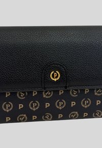 Portafoglio in pelle nera con logo in rilievo dorato. Presenta una finitura testurizzata e una chiusura a scatto. Accentuato da un motivo ripetuto.