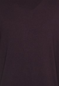 Dunkellila gestrickter Pullover mit glatter Textur und einfachem Design. Verfügt über einen runden Halsausschnitt und lange Ärmel.
