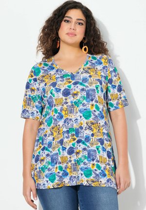 T-shirt à manches courtes et col en V en tissu léger, présentant un motif coloré de formes et d'images bleues, vertes et jaunes sur un fond blanc.