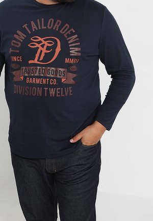 Navy long-sleeve t-shirt featuring a maroon graphic print with the text "TOM TAILOR DENIM" and "DIVISION TWELVE," accompanied by a round logo.