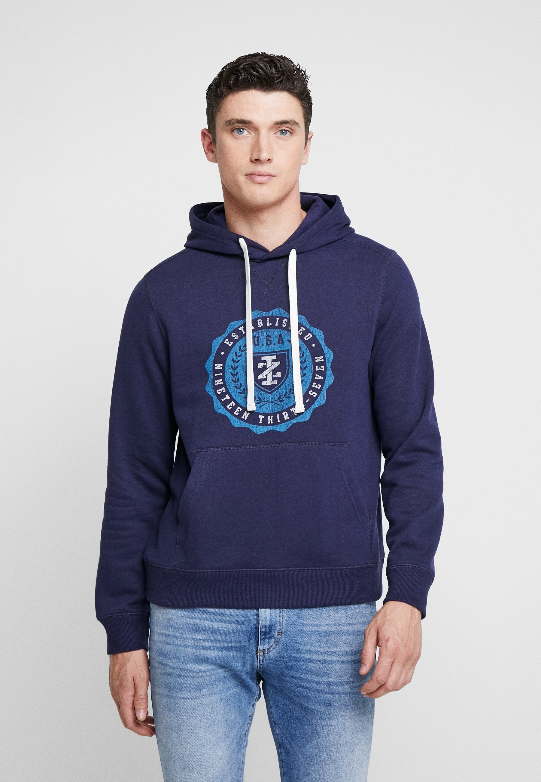IZOD Salg | Herre | Sweatshirts | Nye tilbud hos Zalando IZOD PRINTED GRAPHIC HOODY - Hoodie - cadet navy
