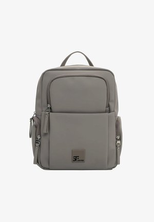 Szary syntetyczny plecak o gładkiej fakturze, z wieloma zamykanymi na zamek kieszeniami, uchwytem u góry oraz naszywką z logo z przodu.