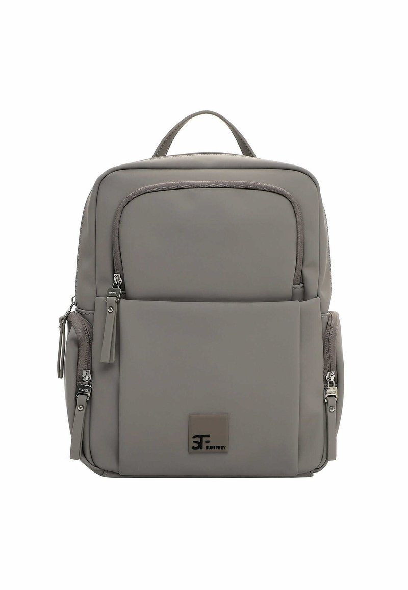 Szary syntetyczny plecak o gładkiej fakturze, z wieloma zamykanymi na zamek kieszeniami, uchwytem u góry oraz naszywką z logo z przodu.