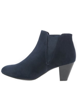 Bottine en daim bleu marine avec panneaux latéraux élastiques et talon bloc empilé.